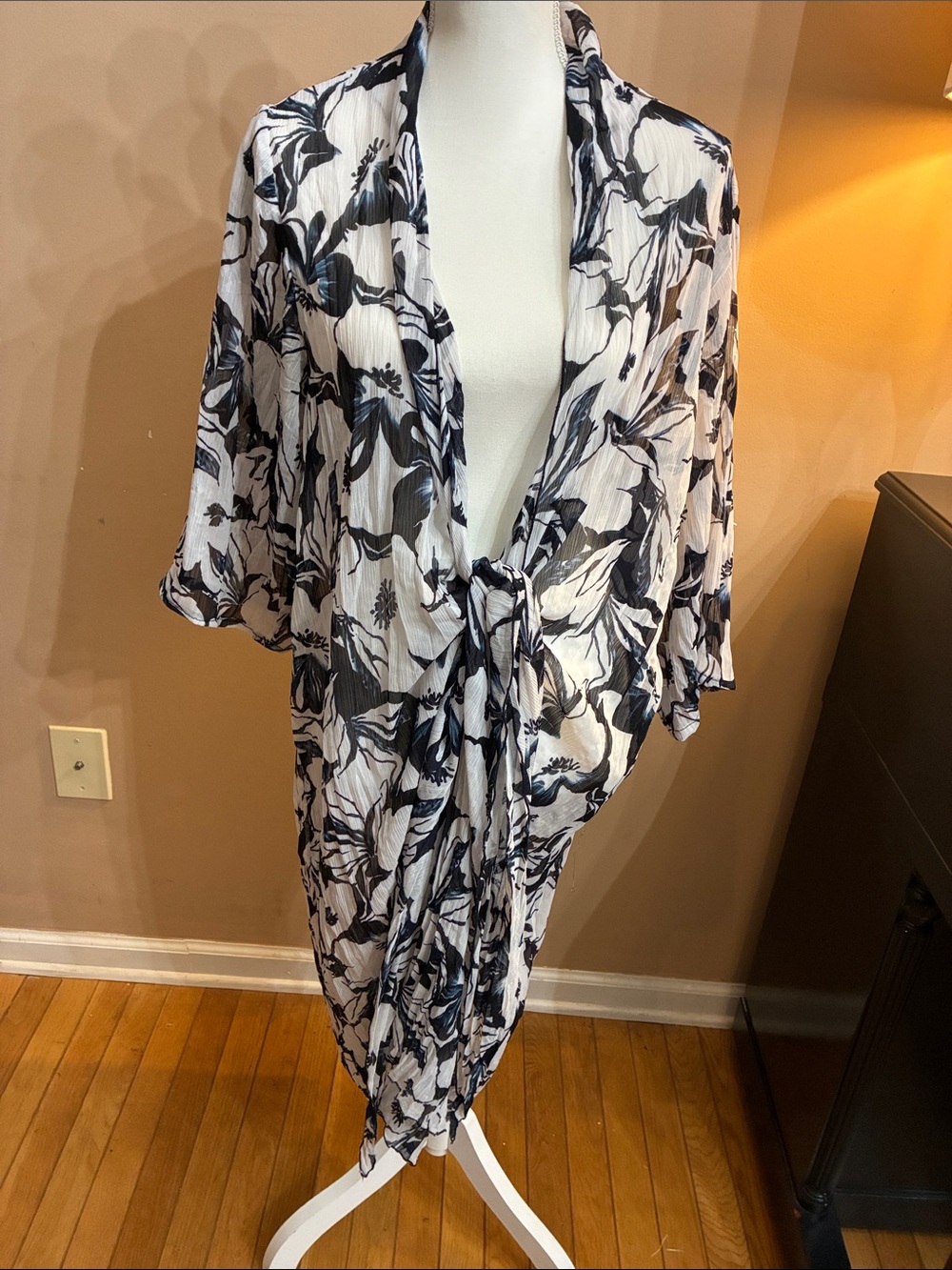 Women's Black ,Blue & White Floral Tie-Front Kimono shawl size 3